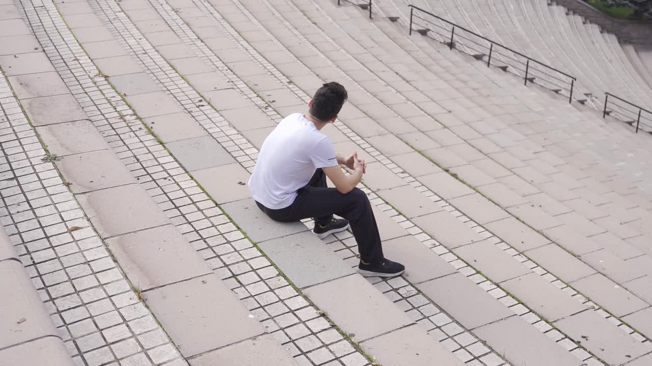 외로움. 외로운 사람은 슬프다.