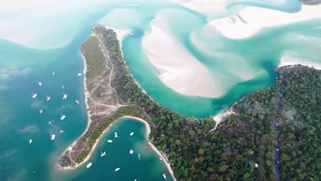 yates y barcos alrededor de la reserva de recreación de noosa spit en noosa heads, australia