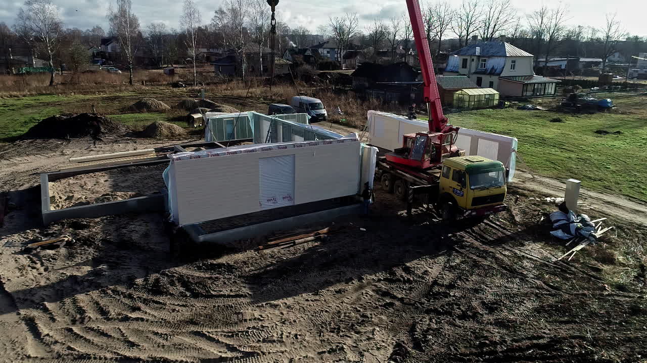 Cantiere edile residenziale con gru industriale, vista aerea
