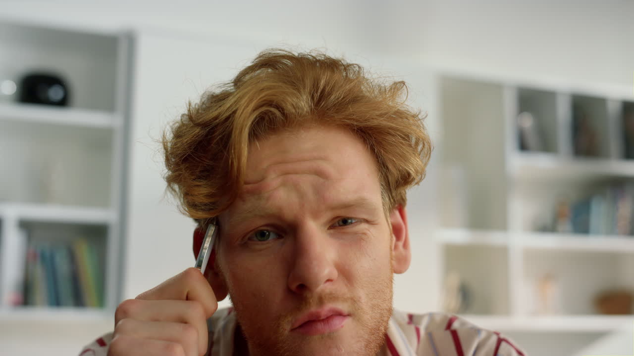 클로즈업 프리랜서가 솔루션 웹캠 뷰를 고려하고 있습니다. 피곤한 관리자는 웹 세미나를 시청합니다.