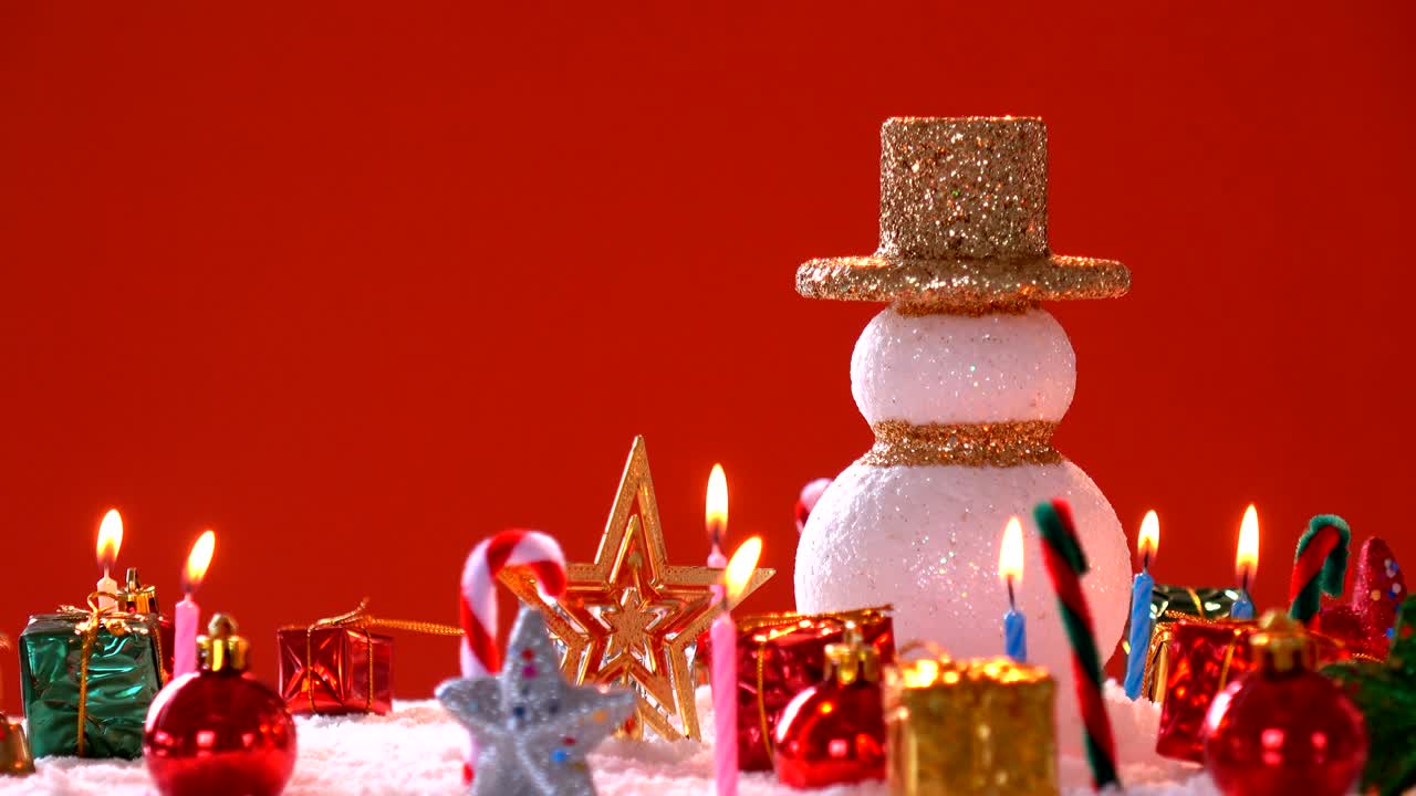 hombre de nieve y decoración de caja de regalos en la nieve para el año nuevo o las vacaciones de navidad internacionales.