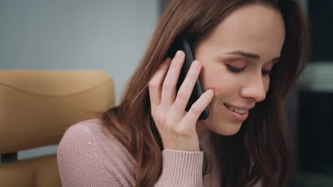 Business-woman-talking-mobile-phone.-Close-up-of-business-mother-talking-phone