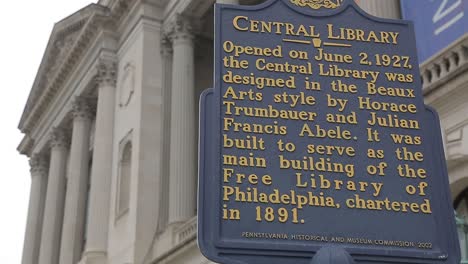 Primer-Plano-De-La-Señal-Para-La-Biblioteca-Gratuita-De-Filadelfia---Biblioteca-Central