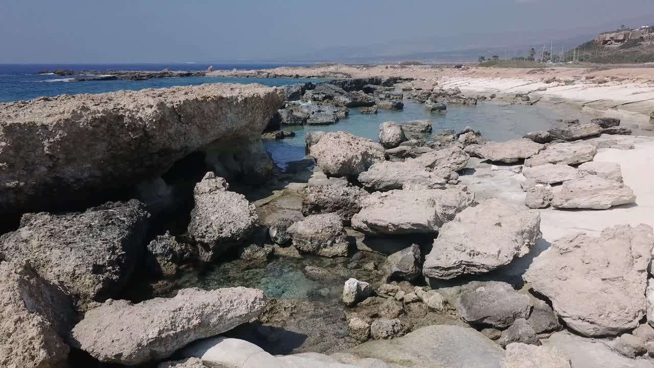 дрон летит над побережьем средиземного моря недалеко от часовни святого георгия в пейе, кипр