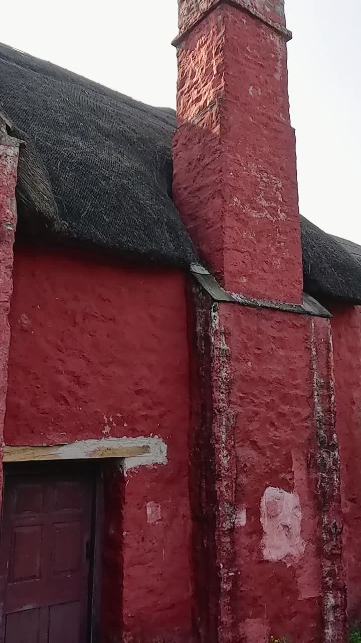 웨일즈의 경치 좋은 환경에서 전통적인 건축물