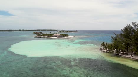 Playa-De-Arena-En-Islas-Tropicales-Rodeadas-De-Arrecifes-De-Coral,-Vista-Superior