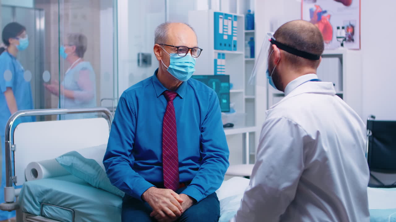 Dokter menjelaskan langkah-langkah yang harus diikuti