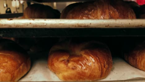 Tabletts-Mit-Hörnchenbrötchen-Frisch-In-Einer-Pfanne-Gebacken