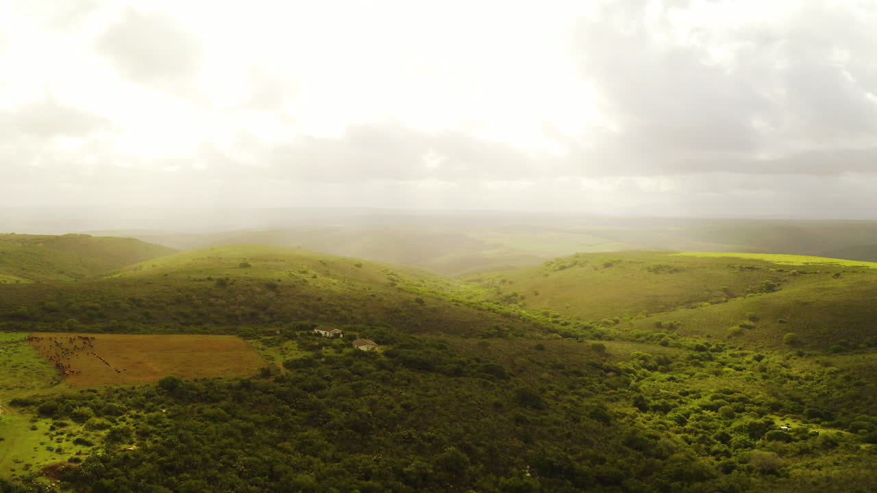 vista aérea de las colinas y el valle