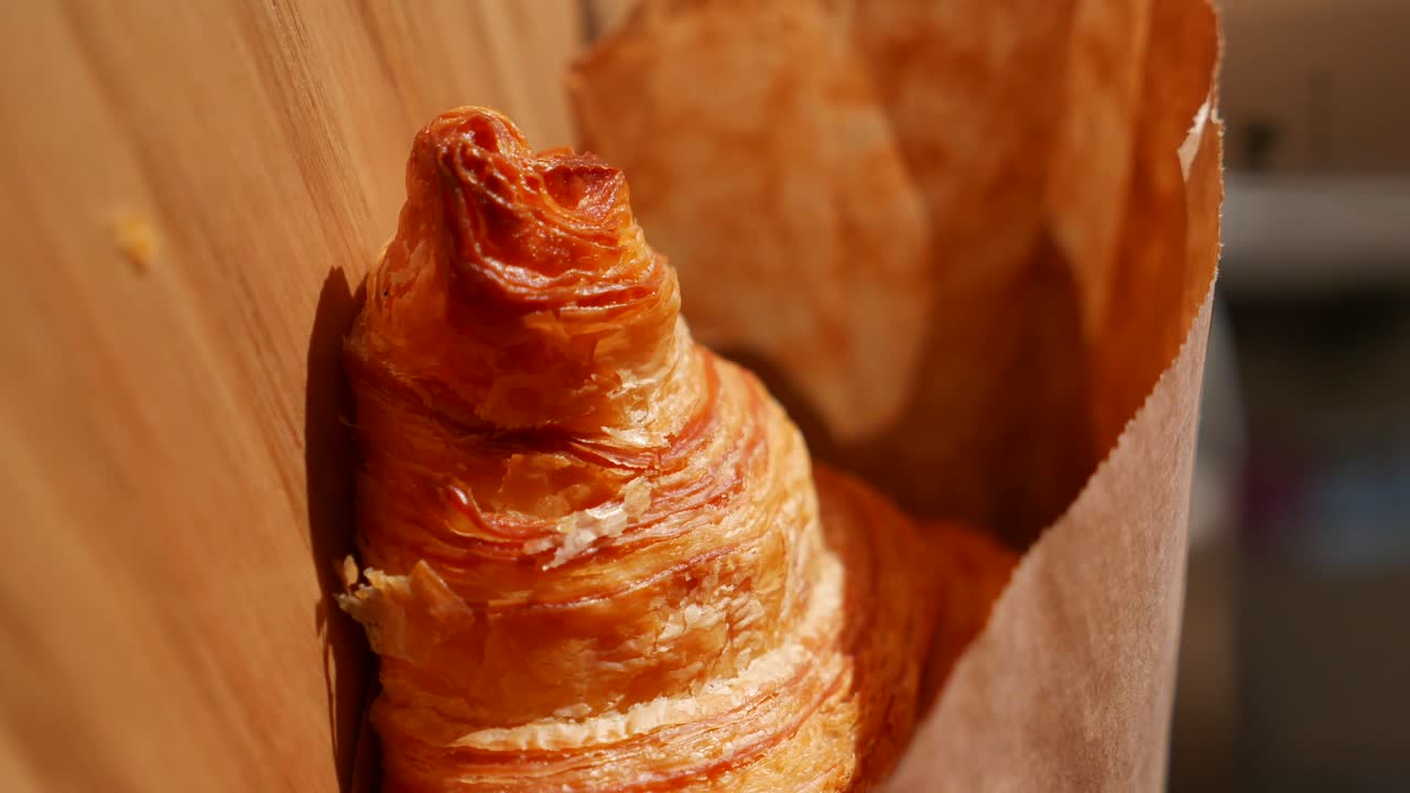 Croissant dorato in sacchetto di carta