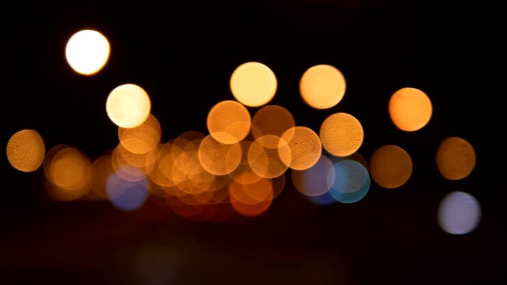 Bokeh di luci d'auto sfocate sulla strada