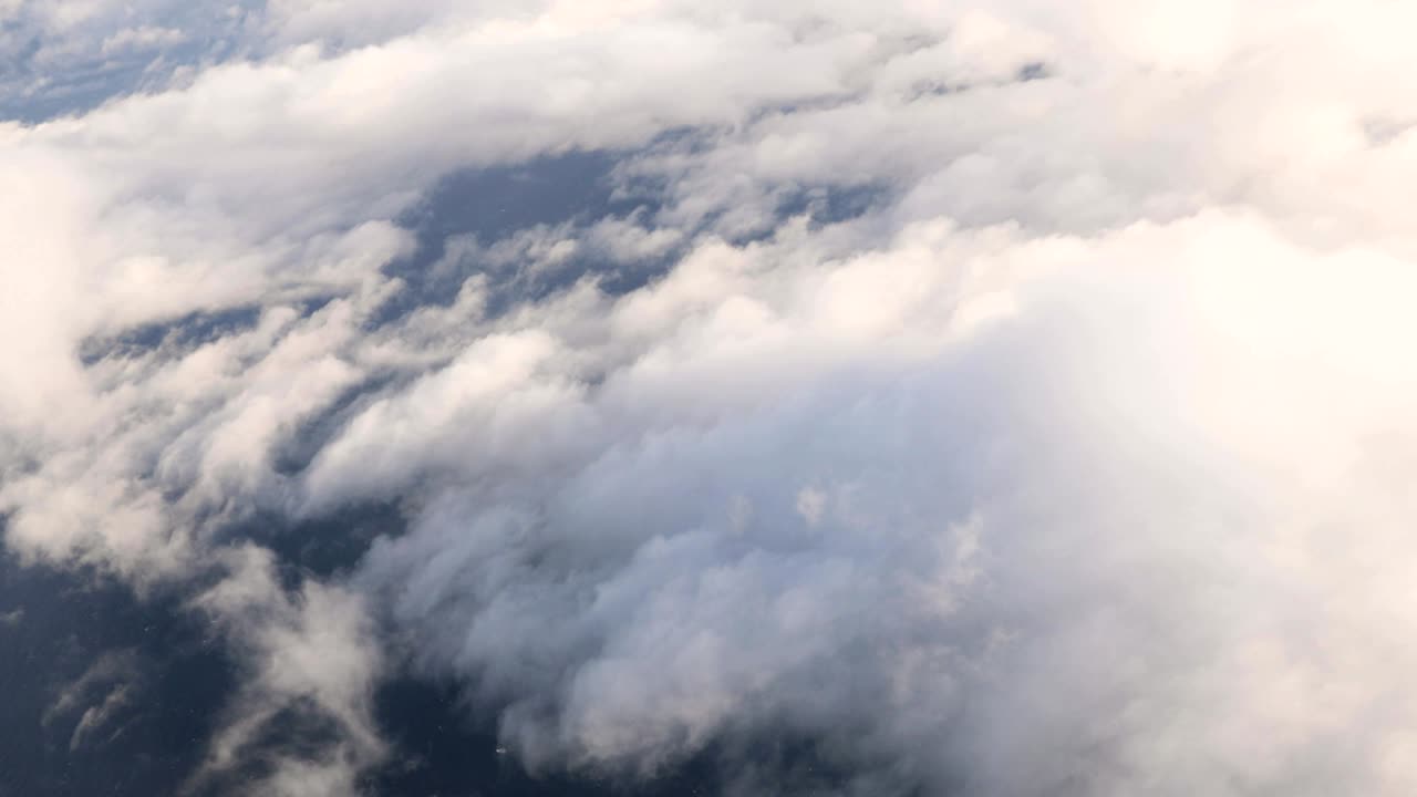 Splendida vista aerea di cielo sereno sopra nuvole bianche e soffici dall'altezza del volo di un aereo