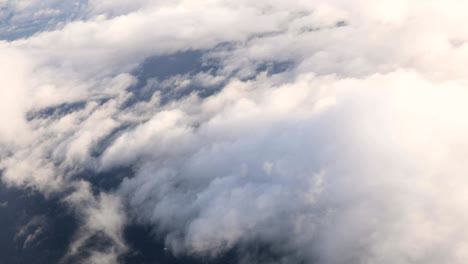 hermosa vista aérea del cielo despejado sobre nubes blancas y esponjosas desde el vuelo de altura del avión
