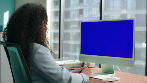 Anonymer-Manager-Spricht-über-Bluescreen-Monitor.-CEO-Führt-Mockup-Videoanruf-Durch