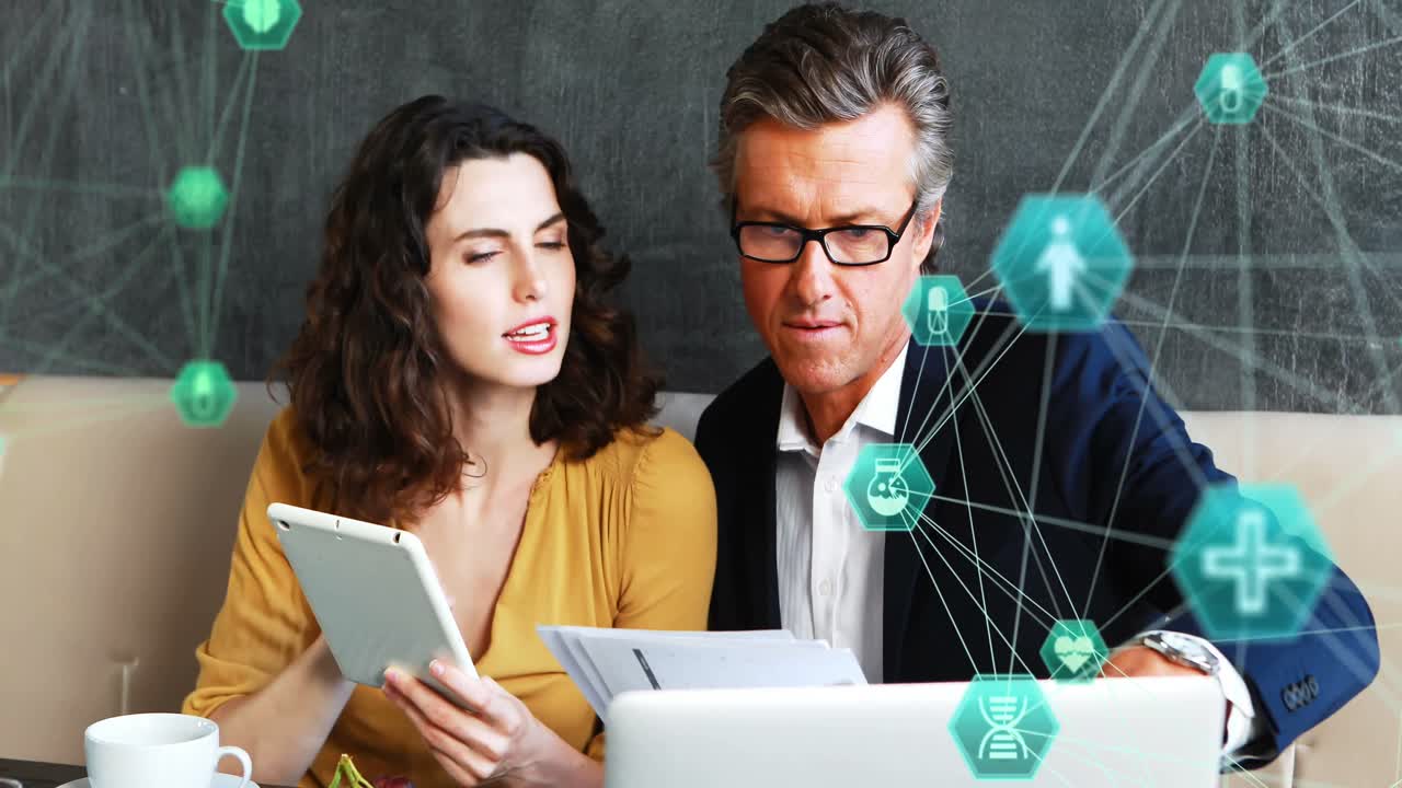 vídeo compuesto digital de la red de conexiones con iconos médicos de interfaz contra la mujer y el hombre