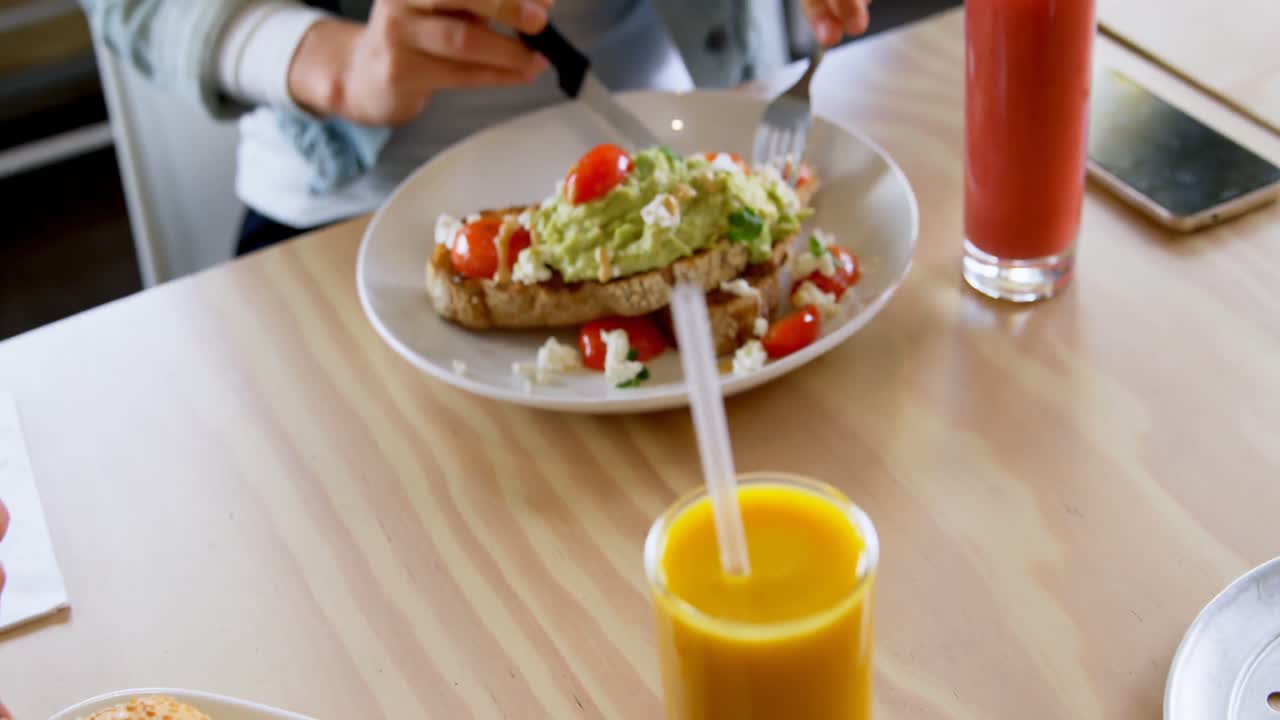 레스토랑 4k에서 음식을 먹는 커플