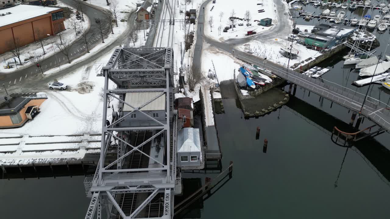 Inseguimento di un treno con drone dalla stazione ferroviaria di Trondheim