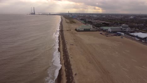 great yarmouth playa del mar del norte en norfolk con vistas a la ciudad - vuelo aéreo drone adelante dolly shot