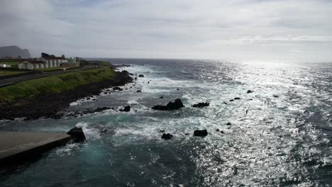 Antena-Hacia-Atrás-Sobre-La-Escarpada-Costa-De-La-Zona-Balnear-Do-Negrito,-Azores