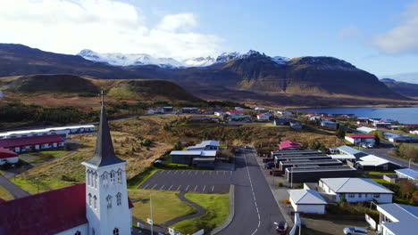 Grundarfjörður-Pintoresca-Iglesia-En-Una-Hermosa-Bahía-Del-Noroeste-De-Islandia