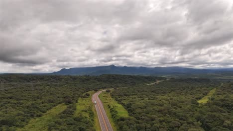 Hyperlapse-Luftaufnahme-Der-Autobahn-Im-Nordwesten-Argentiniens-In-Der-Provinz-Salta