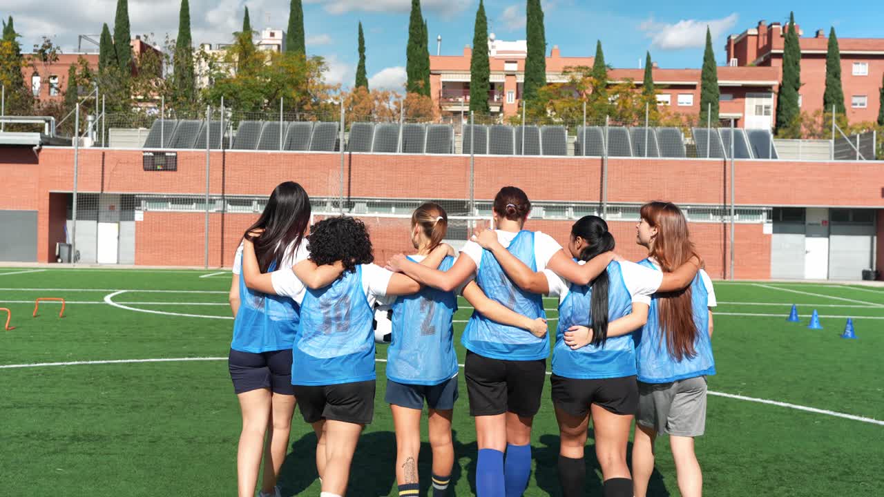 フィールドで抱き合うサッカーチーム
