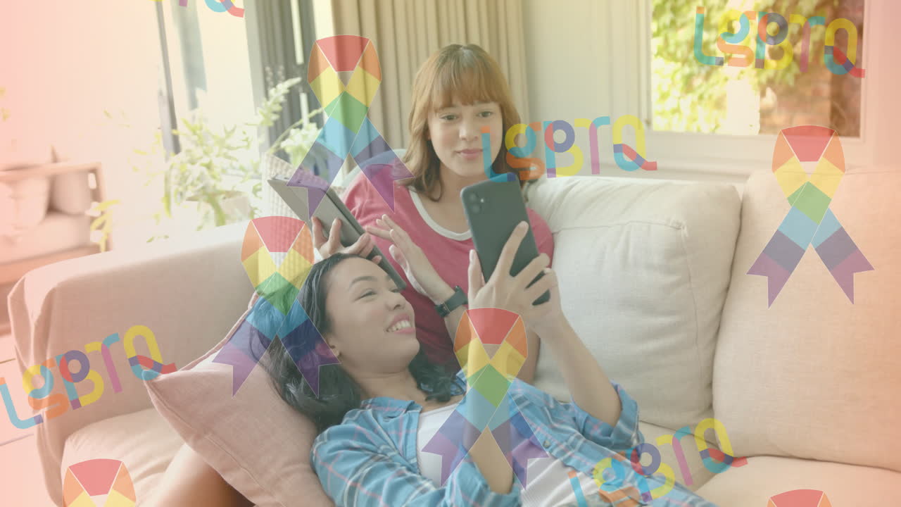 소파에 누워 스마트폰을 사용하고 있는 두 여성, 그 위에 lgbtq 애니메이션이 있습니다.