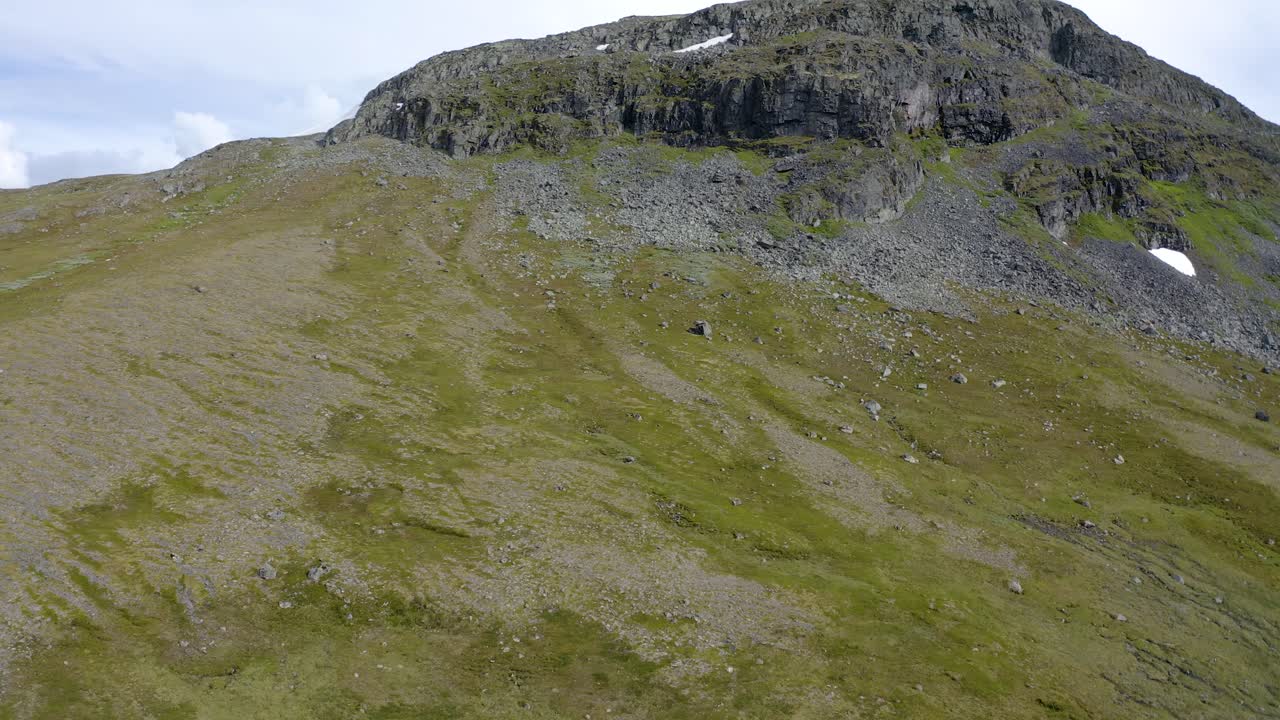 바위 산 아래 녹색 계곡