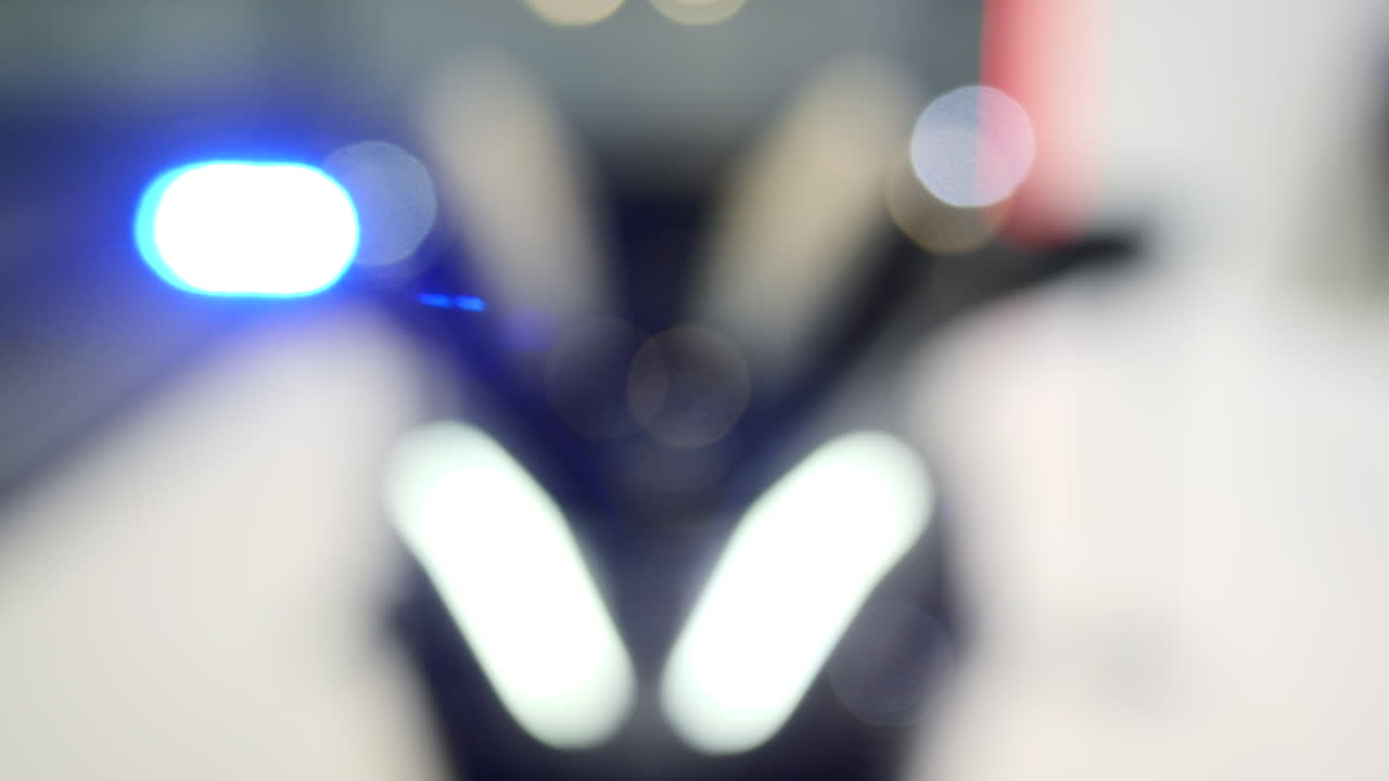 visión trasera borrosa de la motocicleta por la noche