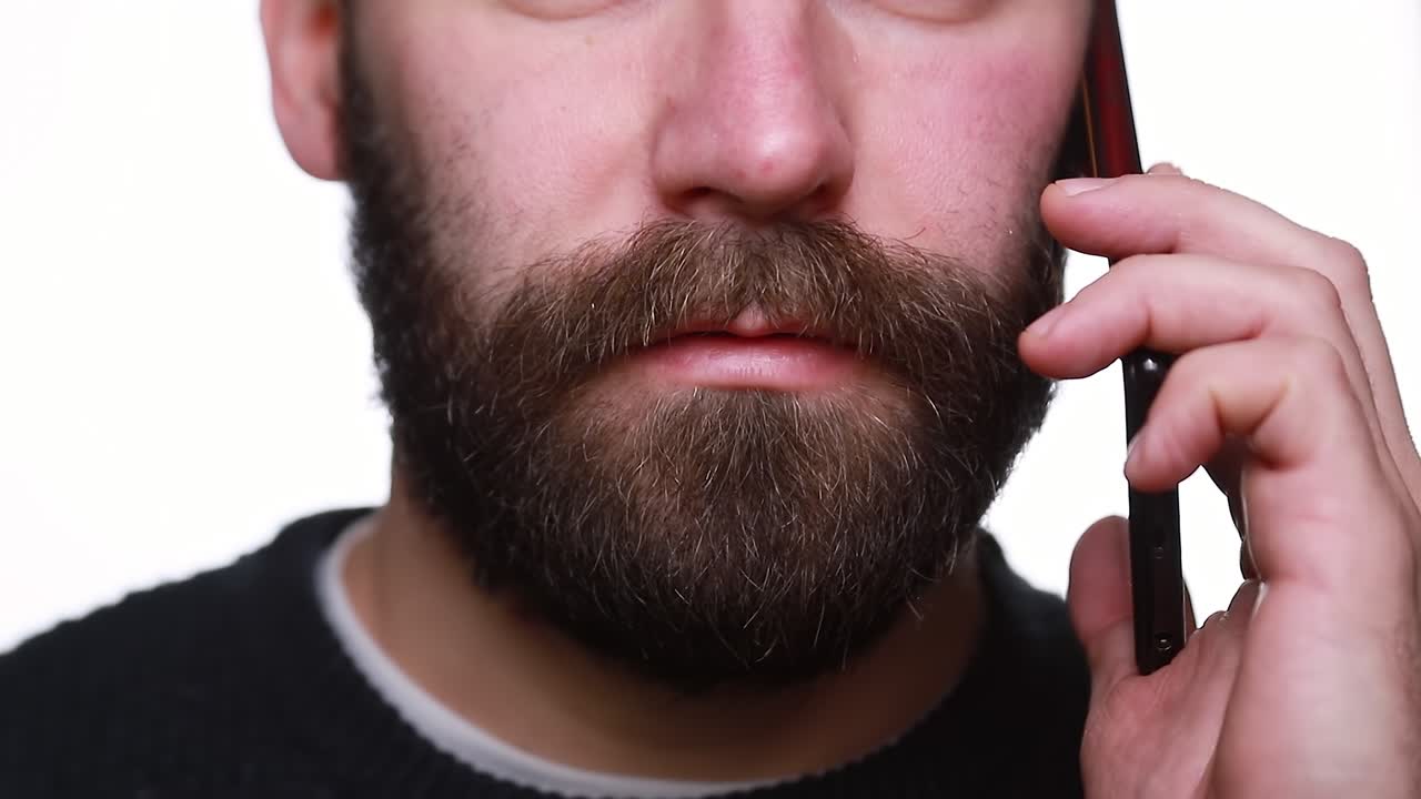 스마트폰으로 대화하는 남자의 초상화