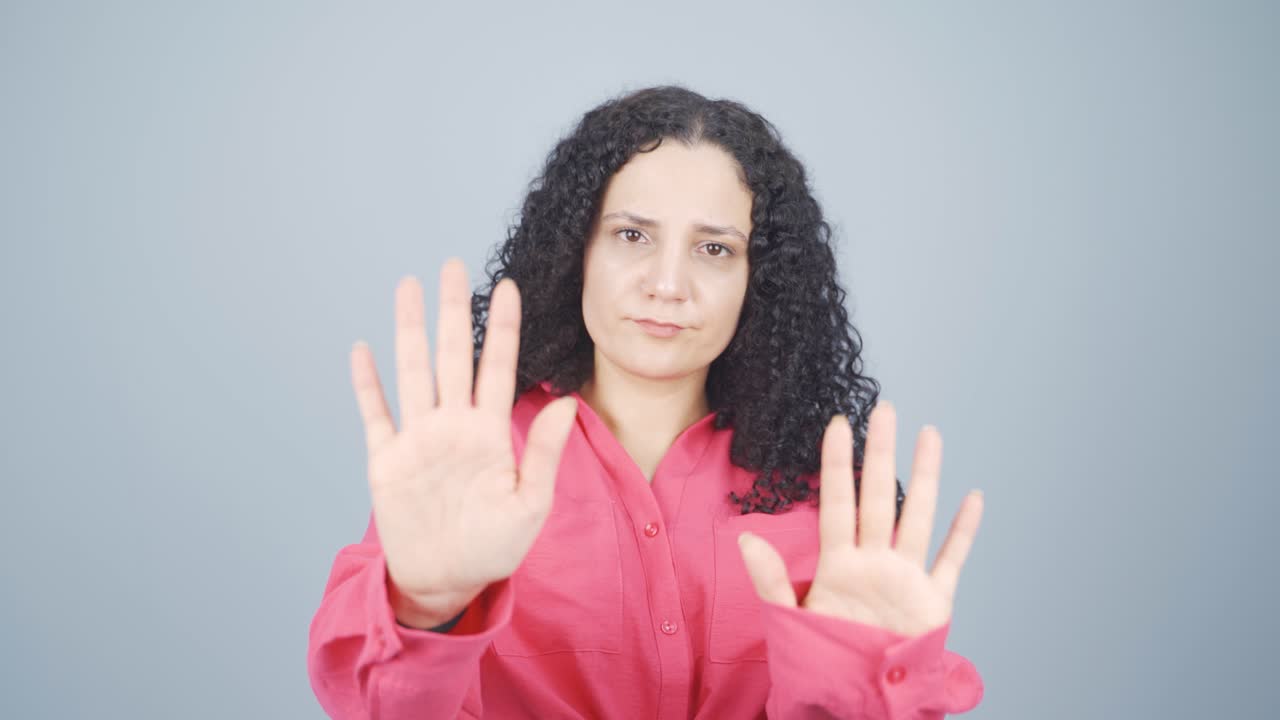 reacción de miedo de la mujer joven mirando a la cámara. mujer joven cobarde.