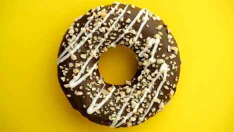 el donut glazado de primer plano.
