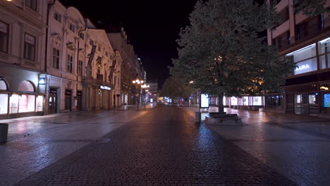 Leere-Einkaufsstraße-Na-Prikopech-In-Prag-Bei-Nacht,-Tschechien,-Sperrung