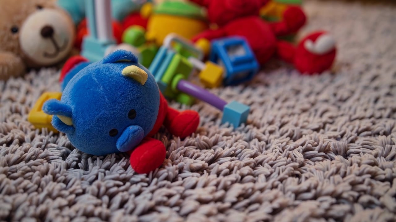 Brinquedos de bebê coloridos espalhados em um tapete felpudo aconchegante