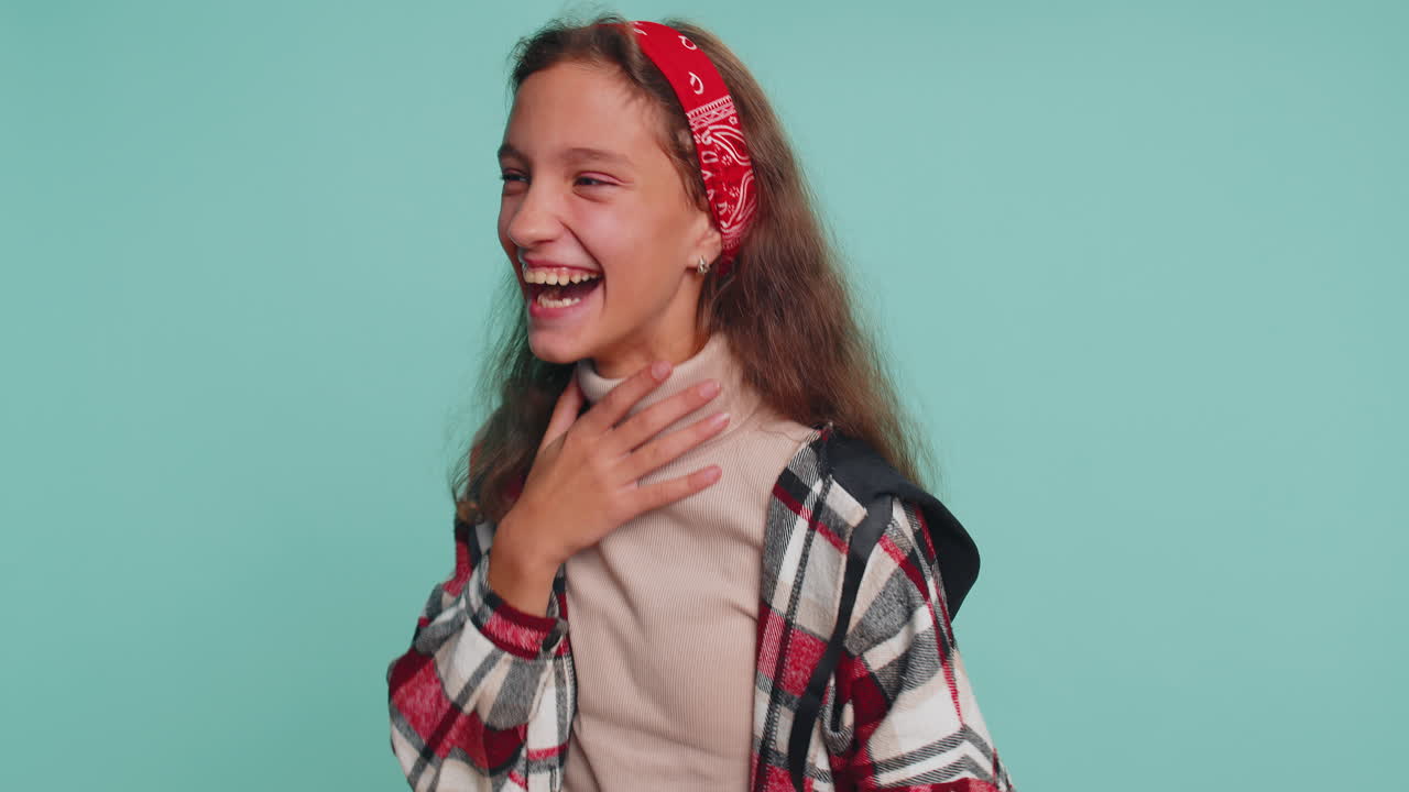 niña feliz, niña positiva, niño riendo en voz alta después de escuchar una anécdota ridícula, un chiste gracioso.