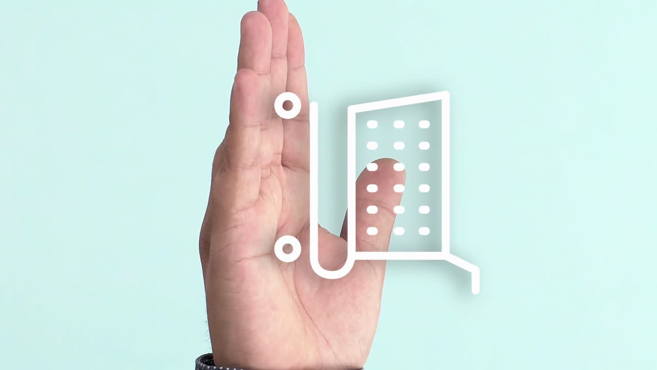 mano de una persona en la que aparece la animación de un símbolo de carrito de compras en línea