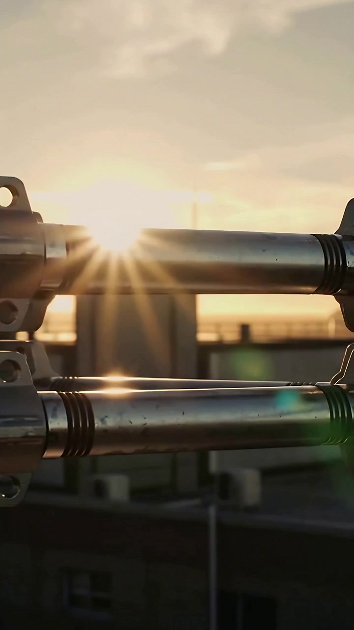 Video verticale: Telecamera che si muove rivelando un'antenna con due aste e un morsetto sul tetto che cattura il sole