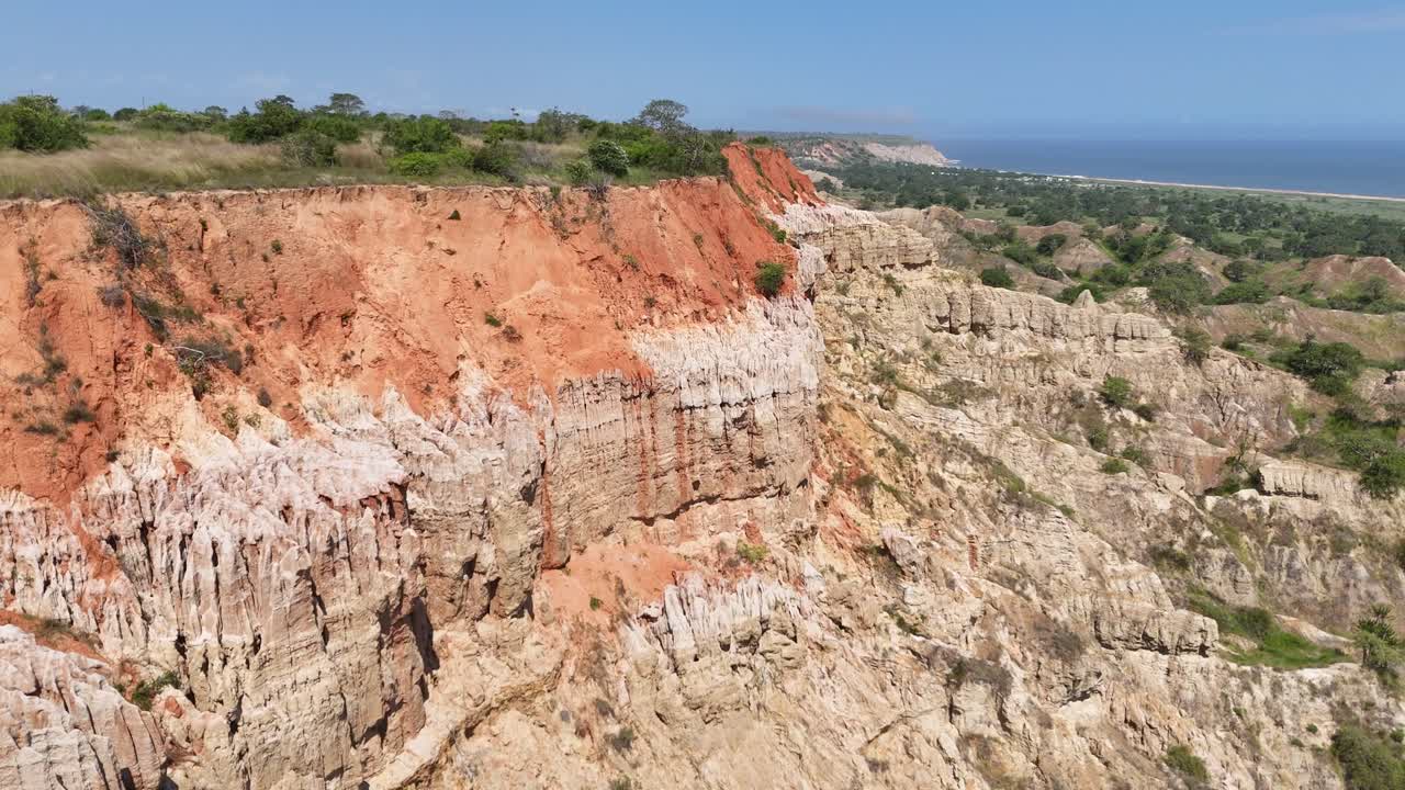 Splendida prospettiva aerea delle creste affilate e dei canyon erosi agli Viewpoint of the Moon, Luanda, Angola, Africa