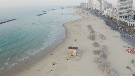 4k aéreo - majestuoso paisaje urbano y paseo marítimo - playa de tel aviv durante la puesta de sol