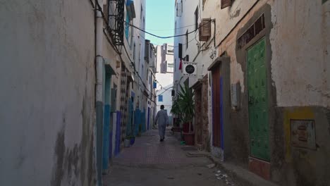 hombre caminando en el callejón taghazout