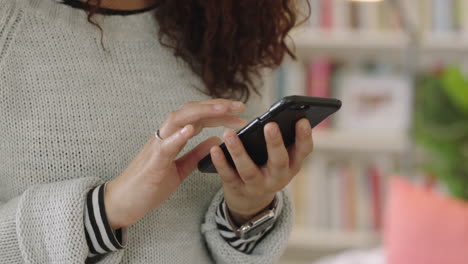 cerca de las manos de una mujer joven usando un teléfono inteligente enviando mensajes de texto navegando por teléfono móvil comunicación conexión en línea