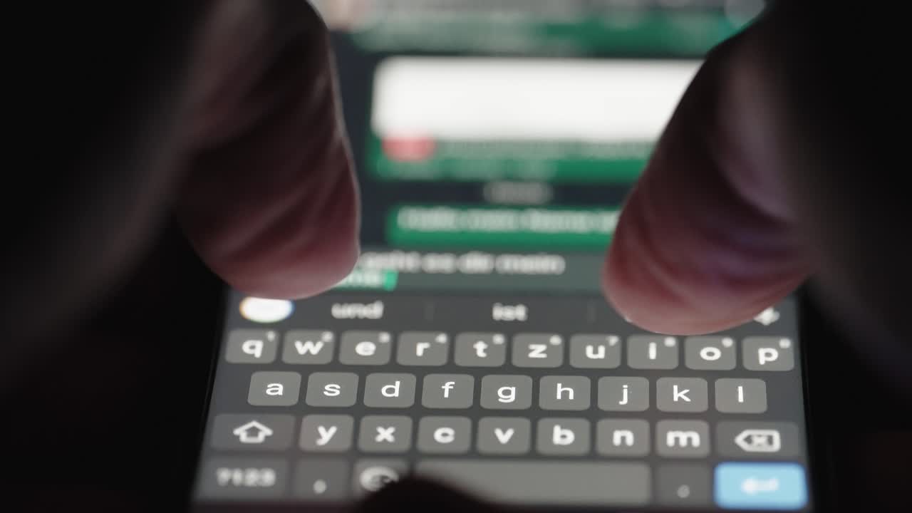 스마트폰으로 문자 메시지를 보내는 사람, 넓은 매크로 푸티지 근접 촬영