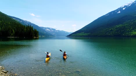 personas en kayak en el lago 4k