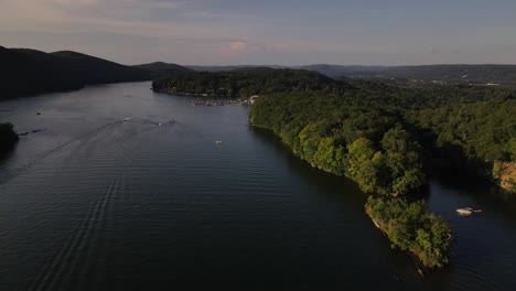 video aéreo de botes en una cala en el lago candlewood disfrutando del día del lago en danbury, connecticut