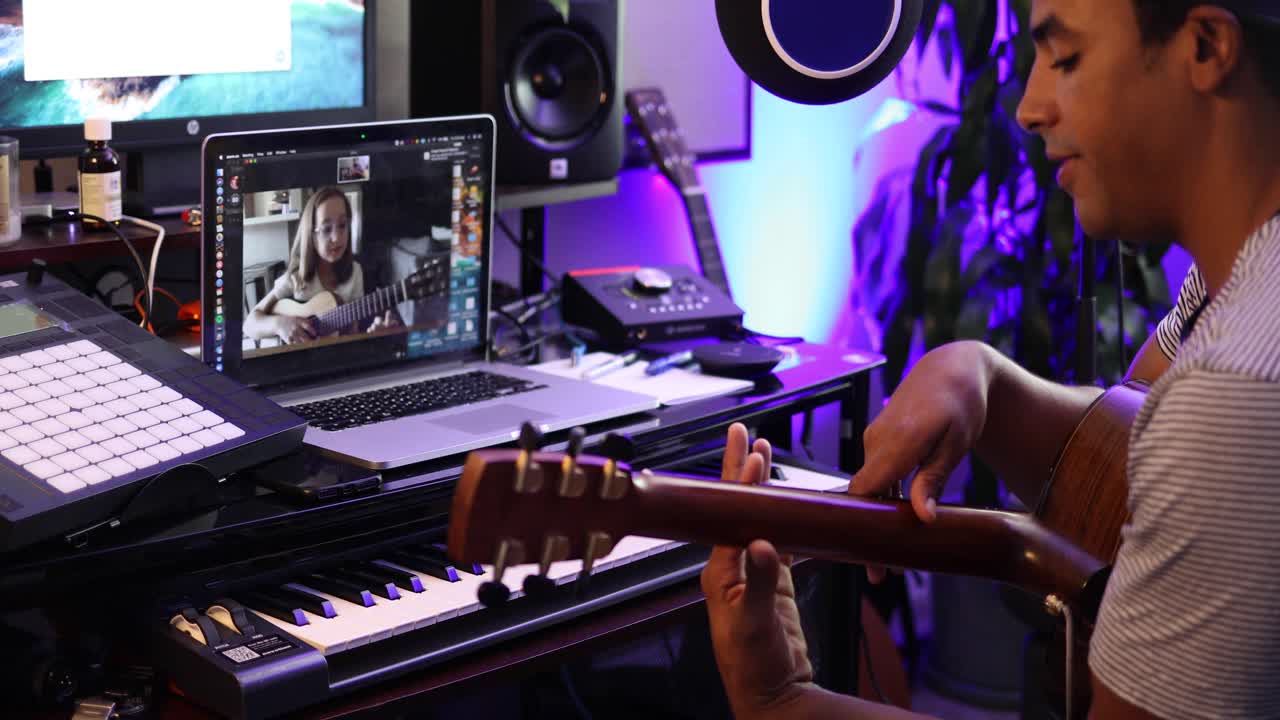 estudiantes y maestros que usan herramientas de aprendizaje remoto en línea durante el brote de coronavirus 2