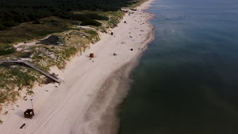 Toma-Aérea-De-Establecimiento-De-Una-Playa-De-Arena-Blanca-Súper-Larga