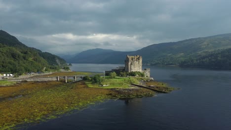 el castillo de eilean dardan en las tierras altas de escocia, reino unido.