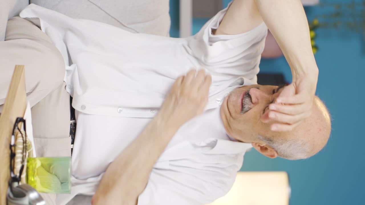 겨드랑이가  ⁇ 는  ⁇ 은이의 수직 비디오.  ⁇ 이 문제.