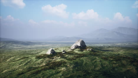 alpine landschaft mit großen steinen