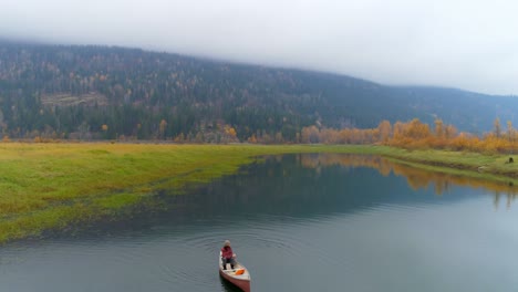 hombre remando un bote en un lago 4k